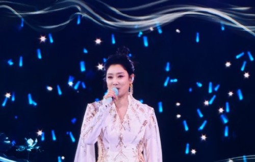 “买最贵的票淋最大的雨”！厦门演唱会暴雨中凤凰传奇全开麦封神