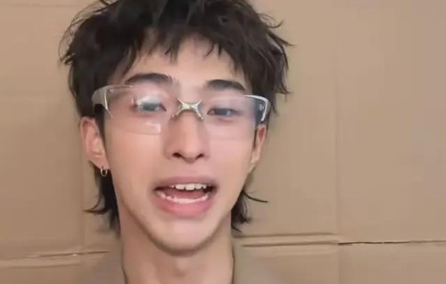 伊能静女儿米粒和哥哥唱歌，恩利抱腰亲吻妹妹，同母异父关系很好|庾恩利|新歌|兄妹|星二代|庾澄庆