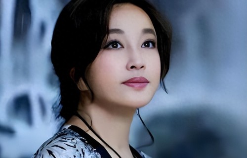 75岁刘晓庆再迎糟心事！政府媒体全介入，北京豪华别墅成导火索 