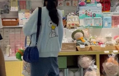 张柏芝接机大儿子Lucas,背影似谢霆锋,帮妈妈背包暖心