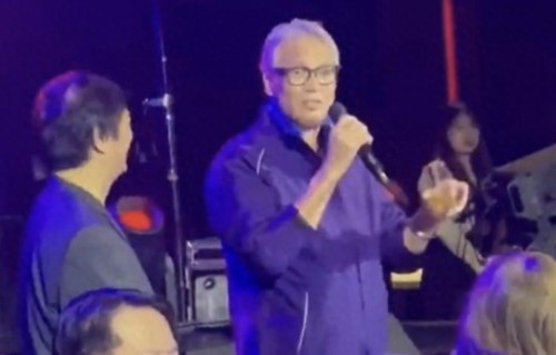 80岁秦祥林现身台湾近况曝光，满头白发风采不减，常年居住在美国 