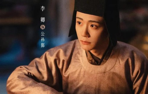 演员李卿空降清明上河园！现场粉丝围观人气火爆，因出演逐玉出圈