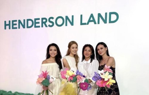 徐子淇现身恒基庆典，金发白裙戴巨型珍珠很松弛，李家诚笑不拢嘴