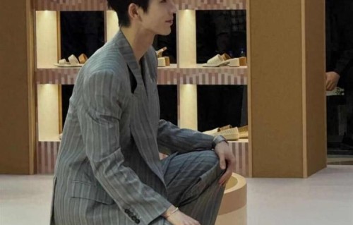 张凌赫空降！深圳一地被挤爆，有人凌晨蹲守，现场全部围满…