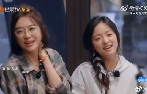 沈月王鹤棣《客栈》合唱《情非得已》，徐志胜现场嗑糖表情成亮点|棣月系|亲爱的客栈|王鹤棣沈月合唱|综艺反应名场面|亲爱的客栈回忆