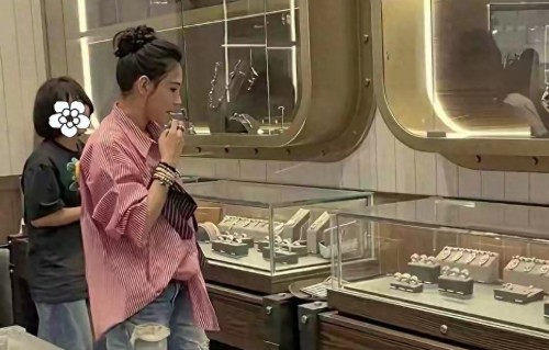 45岁张柏芝三亚逛免税店饰品区，反复对比不摆架子，少女感藏不住 