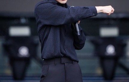 魏哲鸣本人的经历如何影响了他对“心机人夫”角色的演绎？