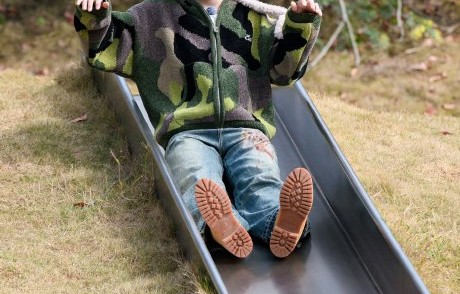 穆祉丞落泪事件反映了年轻偶像面临的哪些普遍压力？