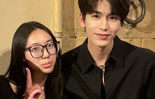 张凌赫出席奢侈品活动，身材瘦成杆像纸片人，说话乱晃荡不敬业 