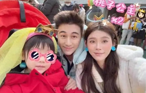 奚梦瑶儿女正脸照曝光！老公带俩娃看球赛，女儿像妈好普儿子像爸 