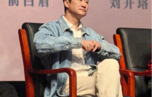 张雪峰离世才3天，52岁吴京就出现身体警报，网友急劝他去医院 