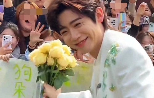 演员李卿空降清明上河园！现场粉丝围观人气火爆，因出演逐玉出圈 