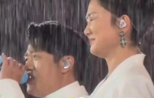 买最贵的票淋最大的雨，凤凰传奇厦门暴雨封神，数万观众踩水狂欢