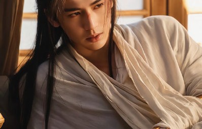 张杰鸟巢直播连夸三次：张凌赫的“谢征”造型确实帅到我心坎里！