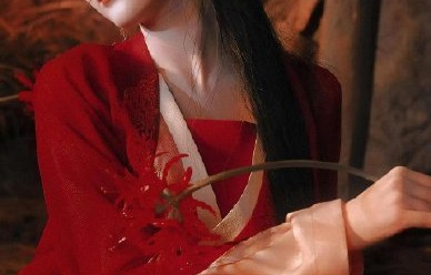 迪丽热巴在《白日提灯》中饰演的贺思慕有哪些特殊的身份和能力设定？