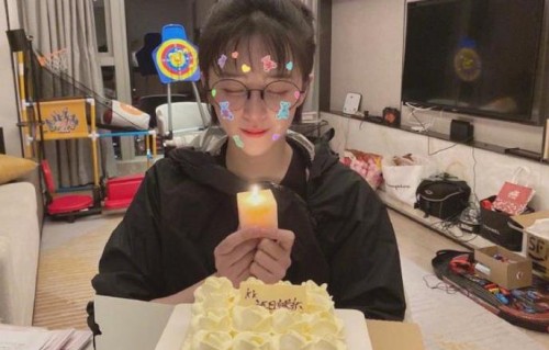 阚清子生日晒照闭眼许愿超可爱 愿望内容引人好奇