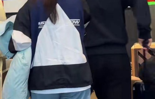 阚清子产后一个多月复工,老公陪伴其现身机场,前往长沙录制浪姐_新闻