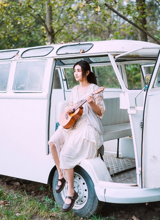 俞灏明王晓晨甜蜜牵手逛街：爱情故事温暖人心|婚礼|情侣装|两人|女友|娱乐圈