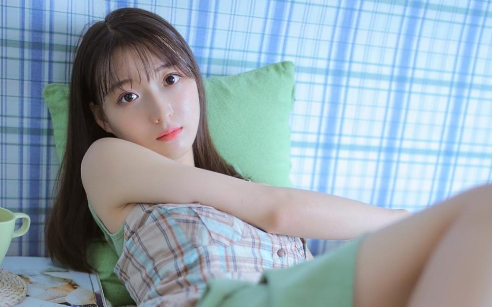 阚清子现身医院产检，挺孕肚身材水肿，富豪老公提包紧随互动贴心