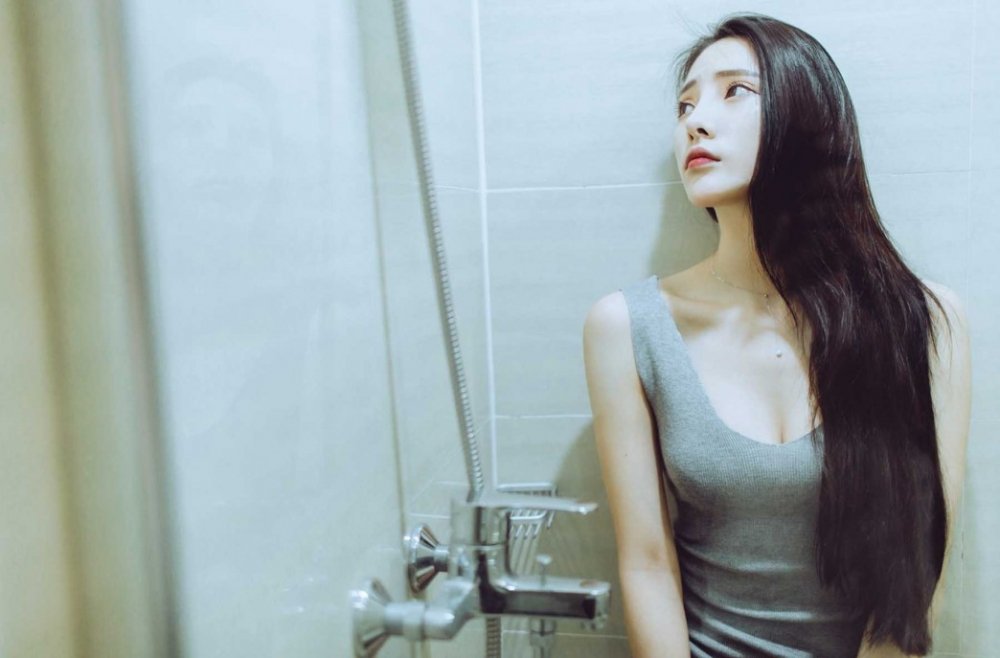 梁咏琪和双胞胎弟弟一起过50岁生日，晒两人童年和50岁对比照