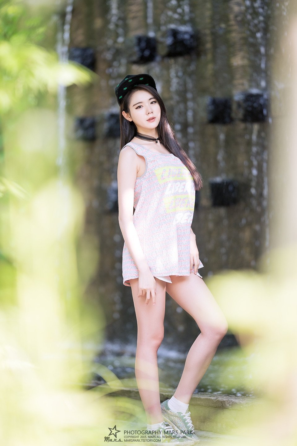 阚清子现身医院产检，挺孕肚身材水肿，富豪老公提包紧随互动贴心