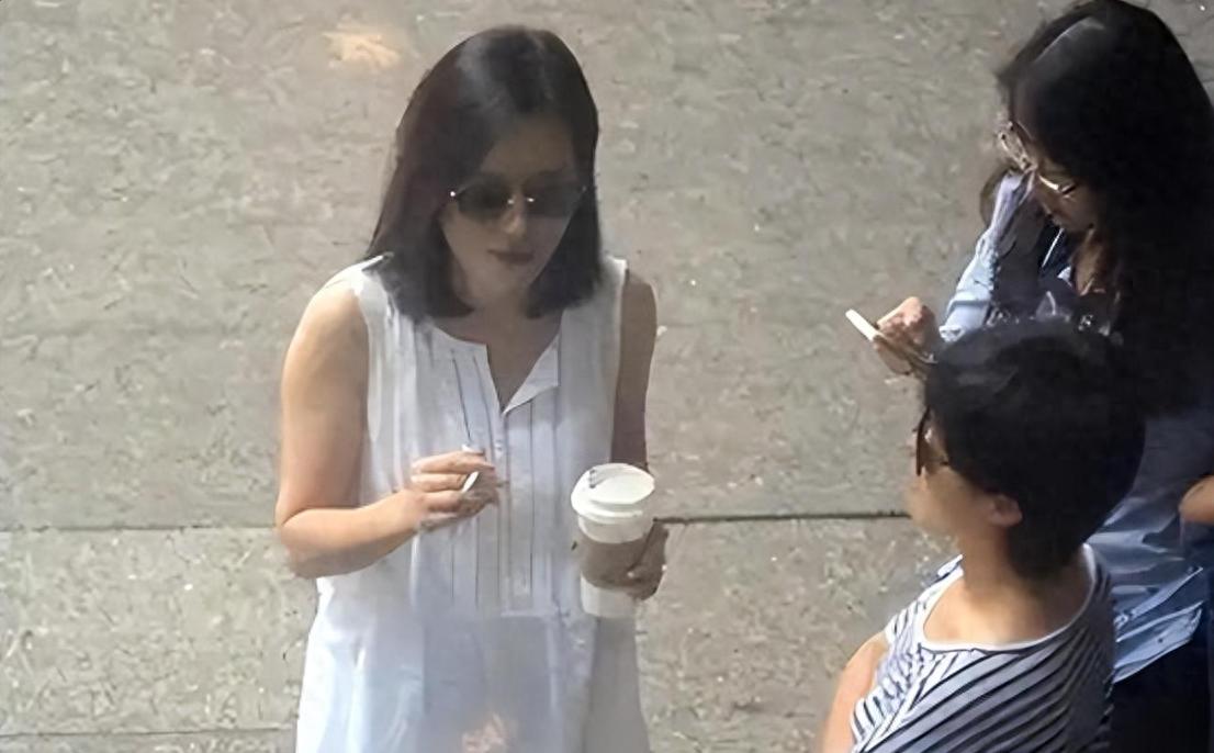 外表是仙女，私下却是“老烟鬼”的几位女星，刘亦菲太令人意外 