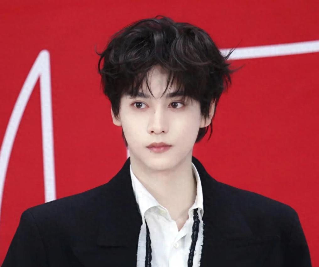 炸裂！28岁男顶流被曝有私生子，多次出轨亲密视频流出，本人回应 