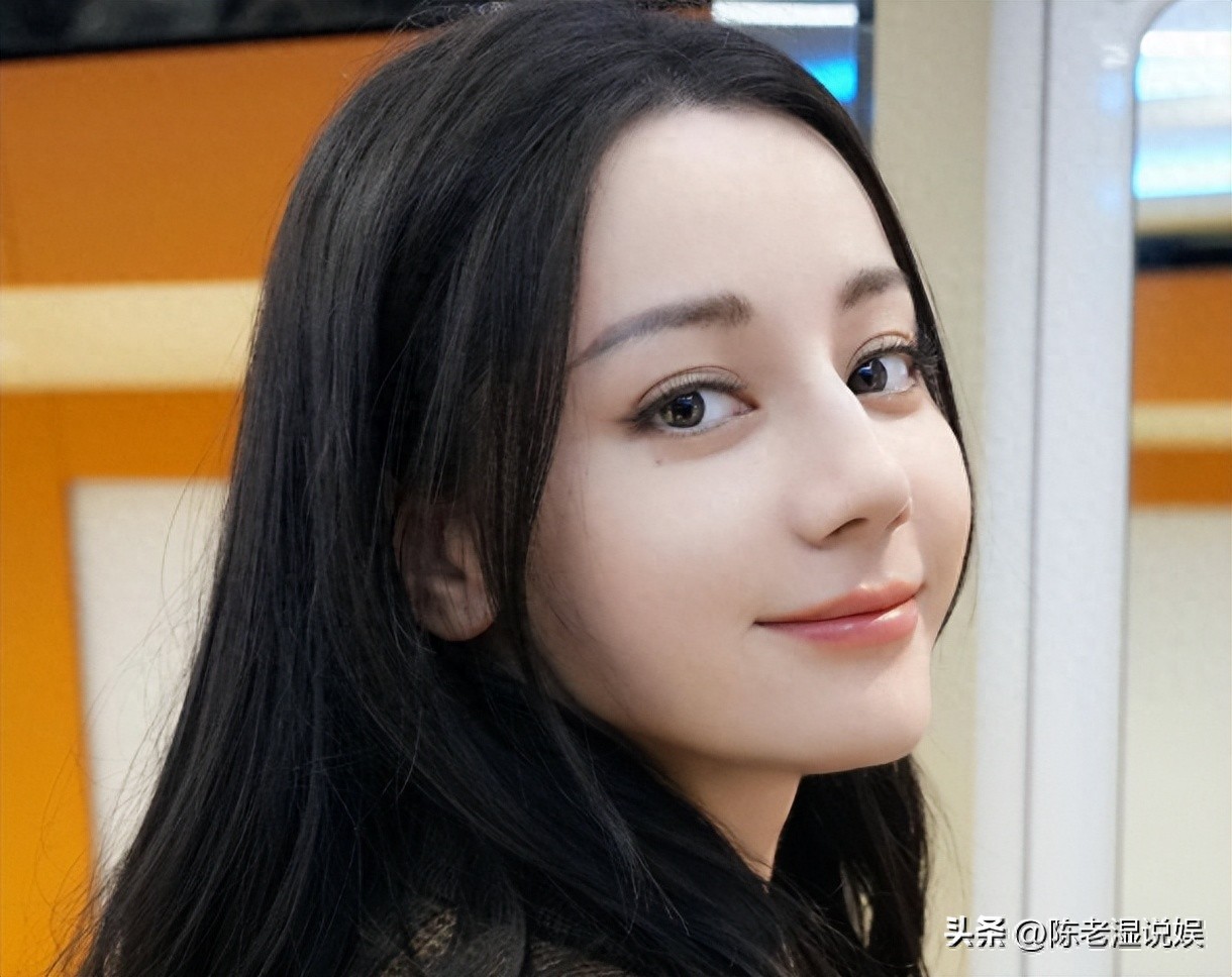 果然蜕变了！热巴回国后第一次正式公开活动，眼神变了，面相变了 