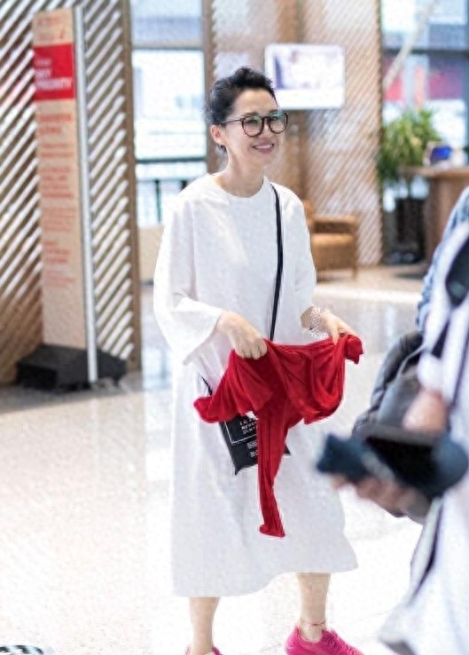 56岁许晴科技美后大回春！穿白色T恤裙+运动鞋，完全没有大妈味！ 