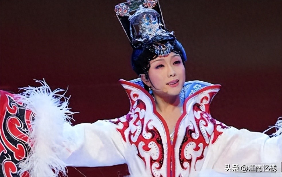 善恶终有报！47岁“跌落神坛”的李玉刚，终是活成了“跳梁小丑” 