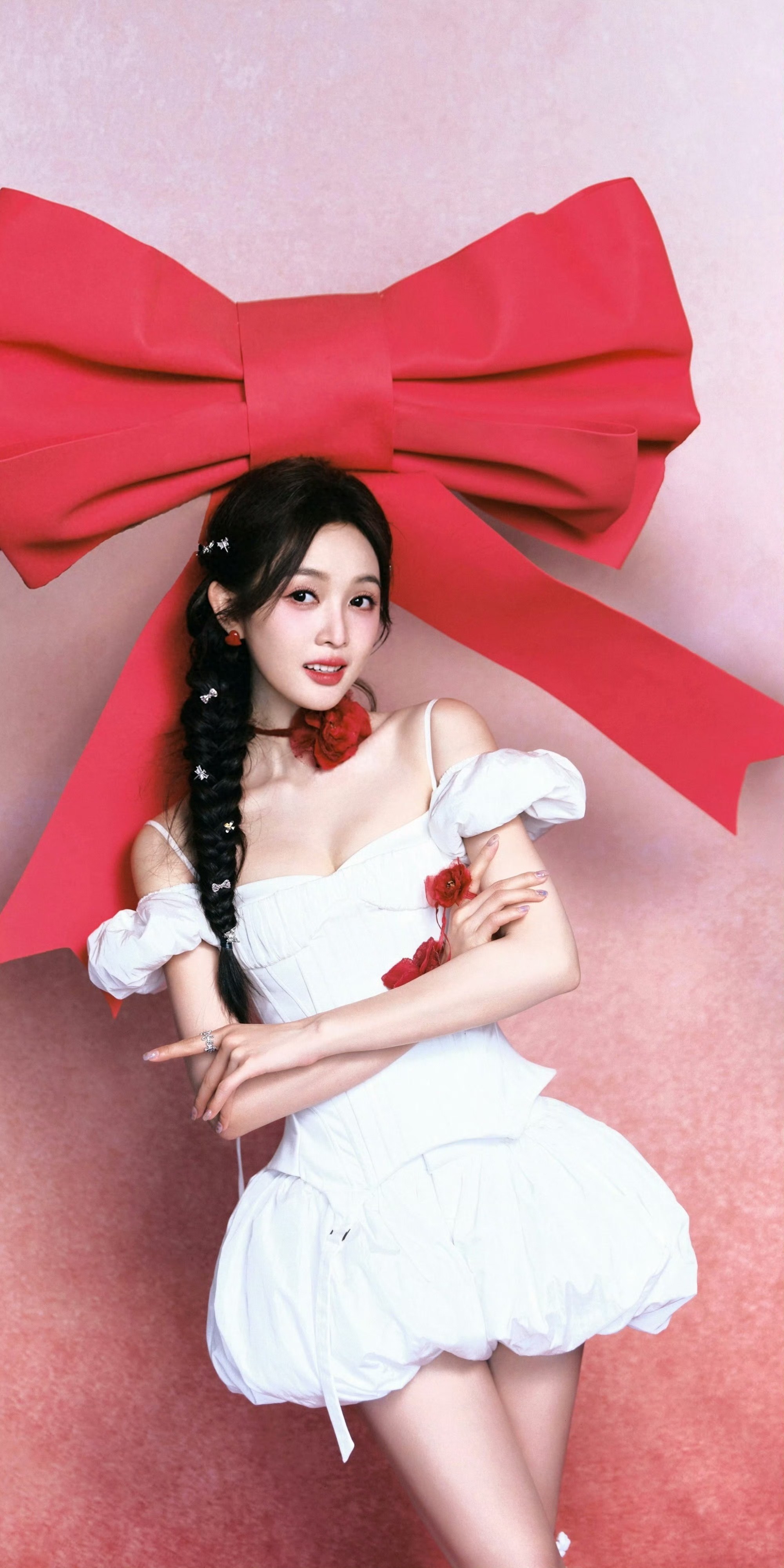 吴宣仪小白裙大长腿，心动上线 