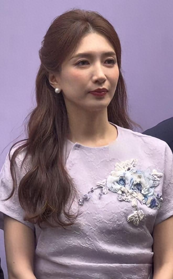 39岁江疏影近况曝光，腰粗肚凸身材臃肿，满脸姨味全程扣手不自信 