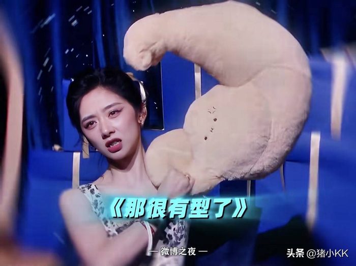  王玉雯收到的是周震南送的黑马毛绒包包，寓意着势如黑马，刘昊然收到的是宋祖儿送出的放轻松小夜灯，这两份礼物虽然价格不高，但寓意非常好，且不会给对方带来负担。 运动员们显然更关注实际需求，陈芋汐和苏炳添都送出了运动大礼包，既符合他们的个人形象，也非常实用。 邓为送出的非遗绒花胸针很有意义，代表着中华文化的传承，同时也极为精致。文琪收到的是杨紫送出的梅兰菊竹四大角色大礼包，寓意她饰演的四个角色。 倪妮和张凌赫都送出了乐高玩具，而且还是选择了马年元素。送乐高作为礼物，是一种既经典又安全的选择。 关晓彤收到的是张远送的演唱会周边，虽说送自己周边的人有些自恋，但这次的礼物相较于去年张远送的蛇，应该算是有了很大改进。 邓为收到的是童谣送的胶卷相机，充满了怀旧的味道。 时代少年团送的华为日照金山路由器，颜值非常高，简直让人心动。 敖瑞鹏收到淘小宝和猫小天送出的麻将毯子，代表着赢麻了的好运，真是有趣又讨喜。 最抽象的礼物，莫过于张康乐送出的肌肉手套，收到的是王影璐。瞬间，美女就变成了搞笑女，张康乐的幽默真是让人捧腹。 网友们，你们最想收到哪件礼物呢？