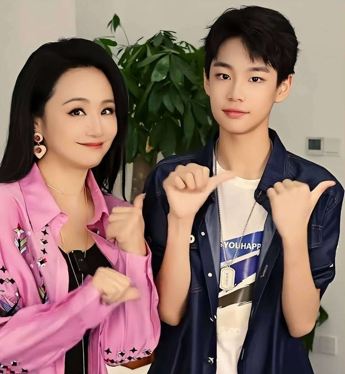 曹颖对儿子的教育不止于此,更让人敬佩的是,她并没有把王梓涵圈在娱乐圈的温室里。他目前就读于北京青苗国际学校,每天需要在学业和艺术培训之间找到平衡,吉他、马术、篮球样样都在精通。曹颖明确表示:18岁之前,他的学业要放在第一位,是否进入娱乐圈,完全由他自己决定。这种尊重与放手的态度,让人看到了一种不同于传统明星养成的教育理念。她注重培养儿子的独立人格和抗压能力,而不是一味地为他铺路,给他施加压力。 从王梓涵的吐槽到曹颖的教育方式,他们一家人仿佛是我们身边的普通家庭。会有代沟,也会有调侃和吐槽,但更多的,是相互理解和默默的支持。或许正是这种没有架子的平易近人,让曹颖在从荧幕淡出后依然受到观众的喜爱。在这个流量至上的时代,可能比起那些完美的人设,大家更喜欢真实而可爱的普通妈妈曹颖。