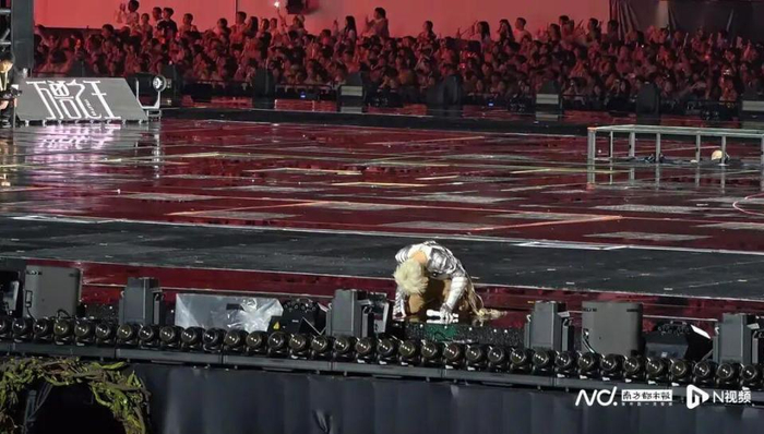 薛之谦下跪道歉