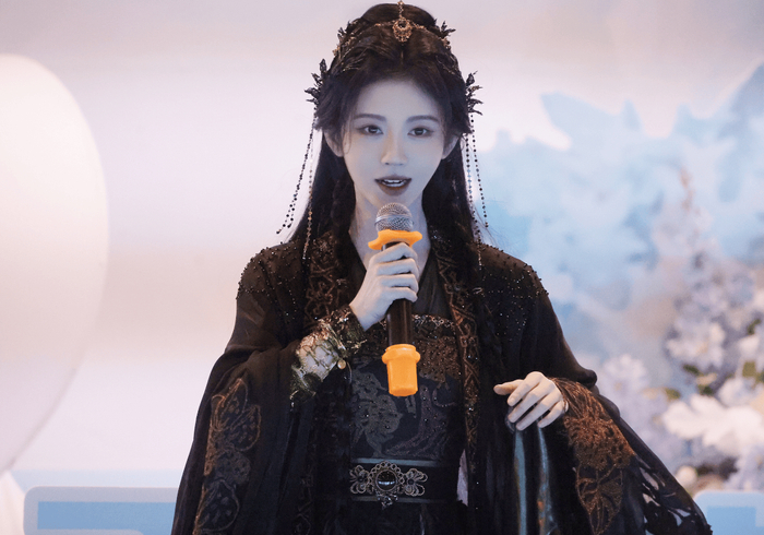 鞠婧祎在《月鳞绮纪》开机现场 图据视觉中国