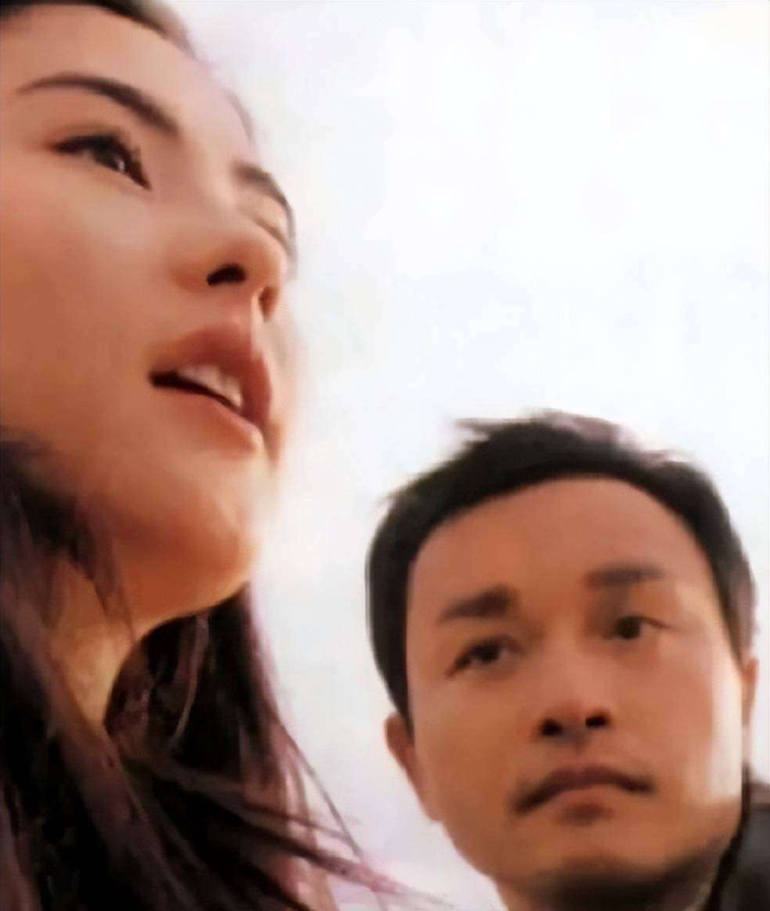  每一次回望这张照片，都会让我感叹时光的无情流逝，但也庆幸自己拥有这张照片。它留住了张国荣的风采，定格了张柏芝少女时期的灵秀，更将那段纯真无瑕的情谊永远铭刻在心。岁月的脚步不会停歇，但照片中的美好与温情，却永远不会褪色。也正是因为如此，这张照片在多年后依然能让无数人感动落泪。