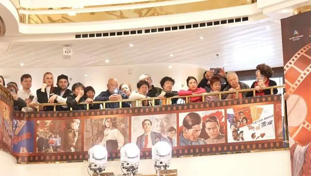 “爱达·魔都号”内设“光影珍藏”主题展区，以胶片元素与长影经典海报构建时代记忆场，相信会戳中很多人的回忆。