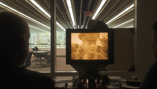 （在美国国家档案馆，摄制组找到了温莱特将军当年的珍贵影像资料）