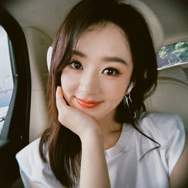 “冯小刚电影官微”发布电影概念海报，并称：重获自由之后，她们挣脱命运泥沼，向阳重生。电影向阳花正在拍摄中，敬请期待。 ​