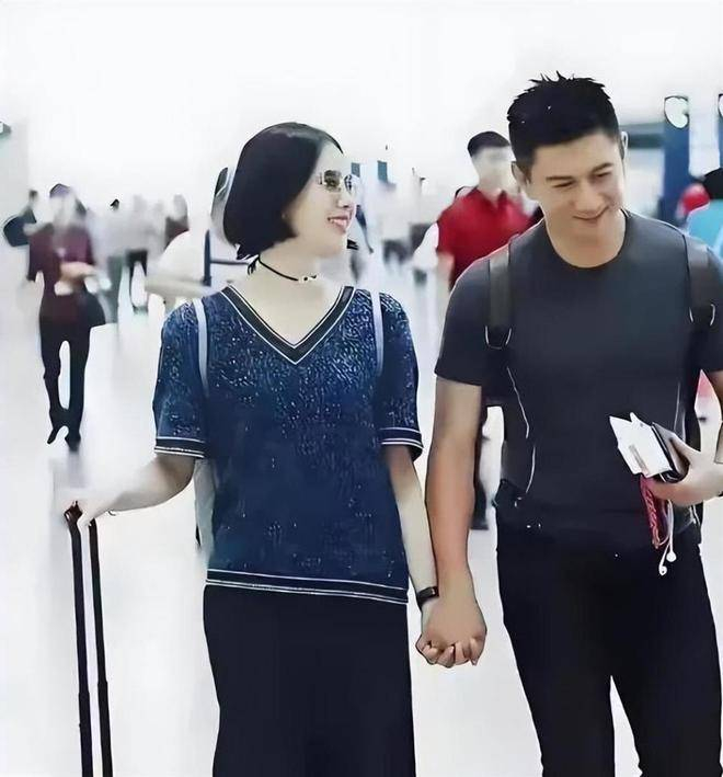  机场照片里，两人自然牵手，边走边聊，刘诗诗偶尔转头对吴奇隆笑。他单肩背着包，另一只手始终牵着妻子，粉丝靠近拍照时，两人都礼貌微笑，从不刻意躲避镜头。这套穿搭被87%的网友评价显年轻、有夫妻相，白色下装清爽利落，不挑年龄。刘诗诗的阔腿裤遮肉显瘦，吴奇隆的直筒裤干练利落，墨镜更遮住了面部疲惫感，弱化了年龄差异。他们并未选择卡通或亮片等刻意减龄的元素，反而用松弛自然的状态显得更加年轻。从2015年结婚至今，两人走过11年婚姻：刘诗诗从28岁到39岁，吴奇隆从45岁到56岁。儿子步步的名字，源自定情作《步步惊心》。婚礼上，吴奇隆哽咽说：我以前觉得这辈子可能都不会再幸福了，直到遇见你。刘诗诗轻轻拍着他的背，脸上带着温柔的笑容。