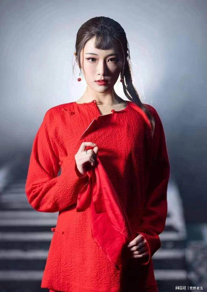  张可盈的演技在逐渐成长，她的多面魅力让人刮目相看。自第一期节目中，她勇敢地面对星二代的身份压力，到后续展现出过硬的表演技巧和积极开朗的性格，再到近期展现出令人惊讶的即兴反应力和出色的综艺感，张可盈不断刷新观众的认知。早年在香港演艺学院求学时，她仅用了半年时间就掌握了粤语，这一令人惊叹的学习能力也让网友们感叹不已。出道后，张可盈还发布了不少粤语歌曲，《记得你的名字》、《铁墙》，以及翻唱作品《一生中最爱》、《一生何求》等，都深得乐迷的喜爱。她一路走来，靠着自己的努力从小角色做起，渐渐积累经验，终于迎来了今天的光辉时刻。 她的演艺事业稳步前行。从《一场遇见爱情的旅行》、《老酒馆》、《三生有幸遇上你》，到现在的《老舅》、《人之初》，张可盈通过不同的角色一次次刷新观众对她的印象。尤其是在电视剧《幸福到万家》中，她饰演的何幸运一角，凭借精湛的演技获得了第32届金鹰奖最佳女配角的提名，成功跻身95花中的一员，也让她在行业中收获了不少认可。目前，张可盈依然有多部待播作品，包括《闪耀的警徽》、《斗局》、《江山为聘》和《重器》等，足以证明她的戏路宽广，具备极强的可塑性。 在话剧舞台上，张可盈同样表现出色，凭借过硬的演技实力，她成功出演了话剧《原野》中第三代花金子的角色，表现出彩，获得了业内外的广泛赞誉。她还参演了多部话剧和音乐剧，如《悲惨世界》、《三星堆》、《当爱已成往事》和《洗衣服》等，演出场次已超过一百场。这些舞台经历不仅磨练了她的演技，也让她在综艺节目中能够从容应对各种挑战，收获了更多观众的喜爱。 在本期的《无限超越班》中，张可盈加入了由刘璇担任班长的冠军组，与余茵、王铁柱、尚新月、姚冠宇一同成为队友，携手迎接试戏挑战。下期节目中，张可盈又会带来怎样的精彩表现？我们不妨一起期待下周六晚的节目，届时可以在浙江卫视、Z视介及优酷视频与她一同感受这场视听盛宴。