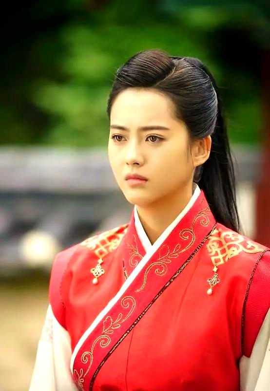 △ 模特与演员出道 