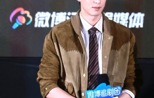 王鹤棣首映落泪！《黑夜告白》火车离别戏为何让他“绷不住”？