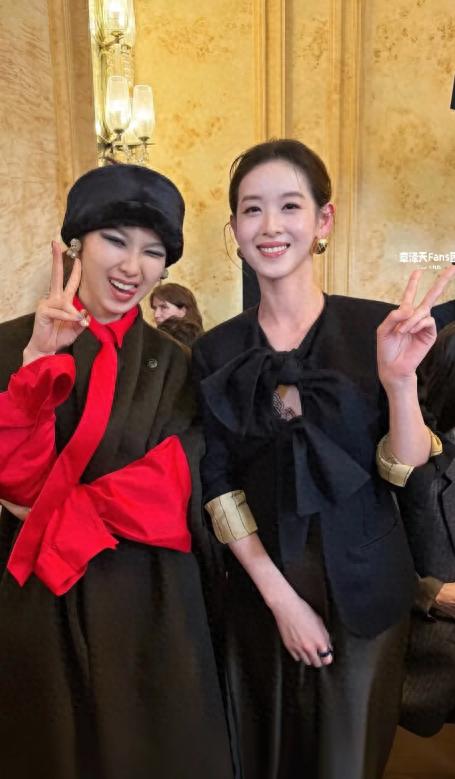 章泽天对镜自拍像18岁!和刘强东巴黎逛街心情好,一身品牌老钱风